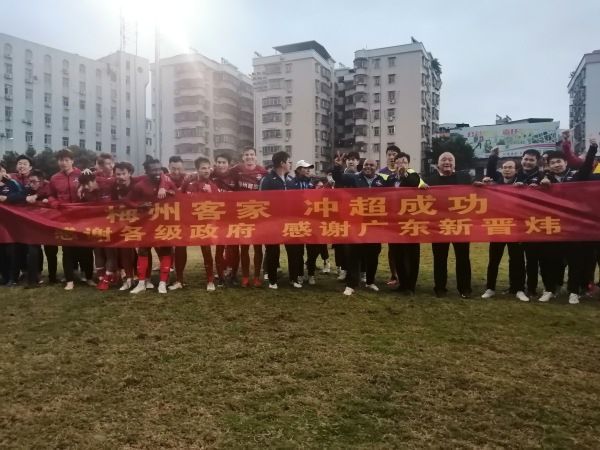 2021年，他以635万欧元转会费加盟勒沃库森，目前身价估值已经涨到了3500万欧。